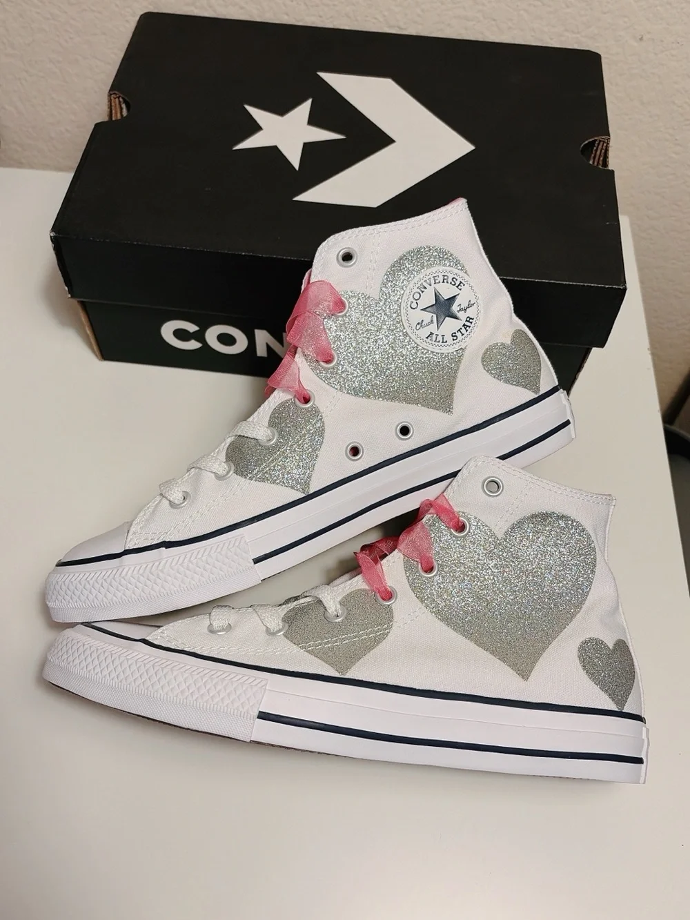 Converse G60971C Chuck Taylor All Star Hi Kids US 5 White Silver Hearts 2 Laces